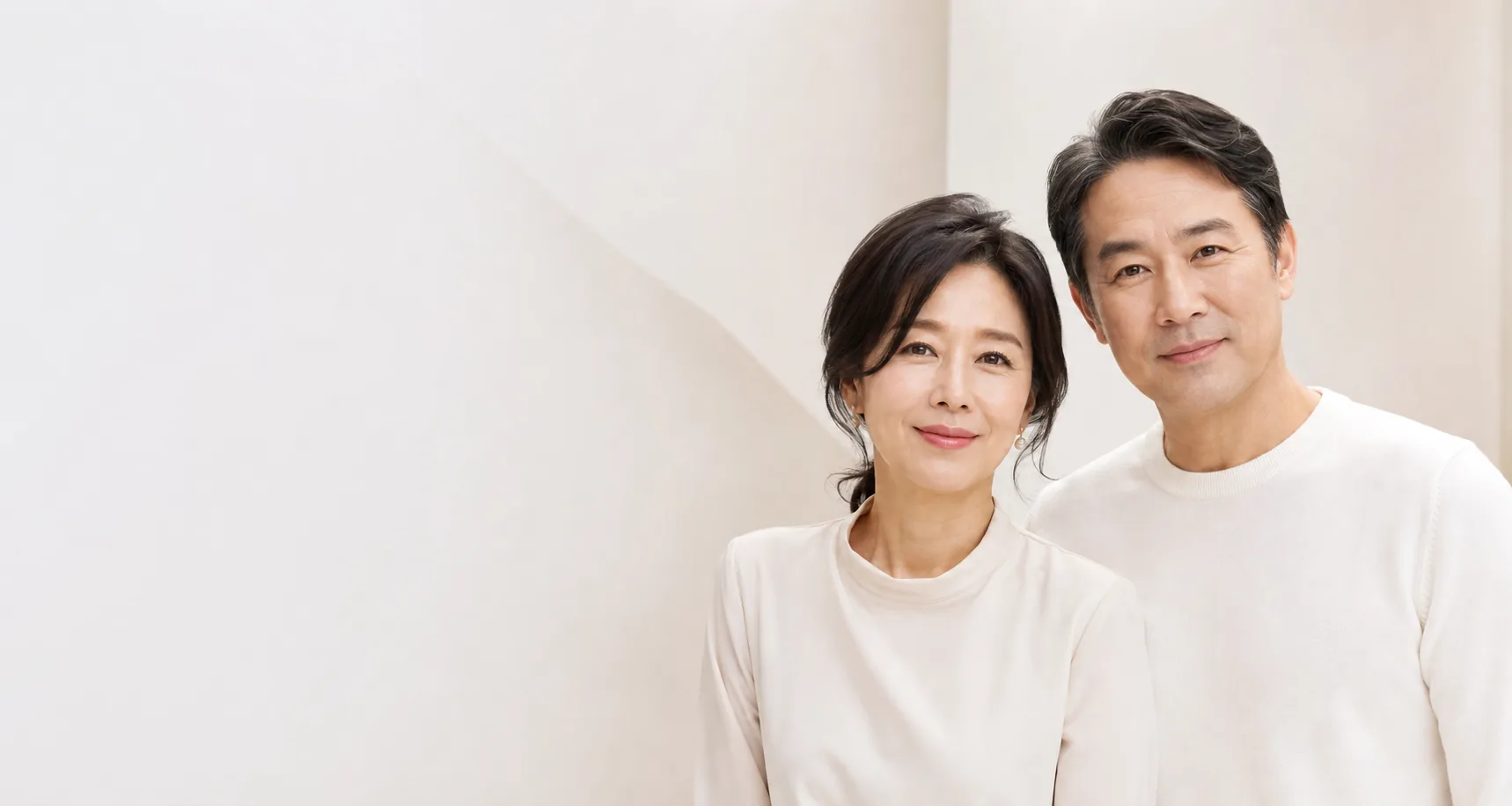 함께 선 중년 부부